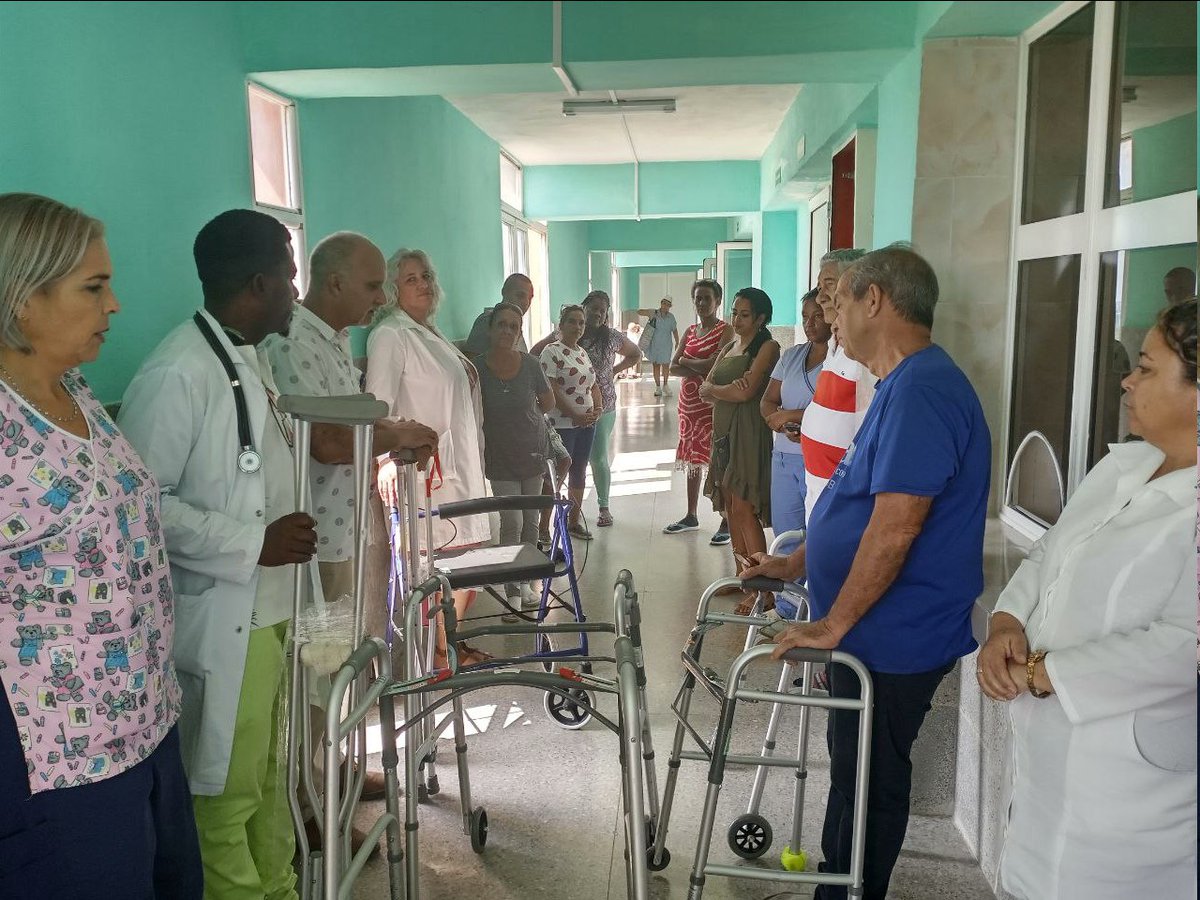 El Proyecto ¡A Cuba hay que quererla! Entrego medios para pacientes en la sala de Geriatría del Hospital Julio Trigo López. Fue bonito recibir el cariño de los familiares y pacientes de la sala. Gracias a la dirección del Hospital y a los cros de La Manigua! Gracias!! ❤️🇨🇺