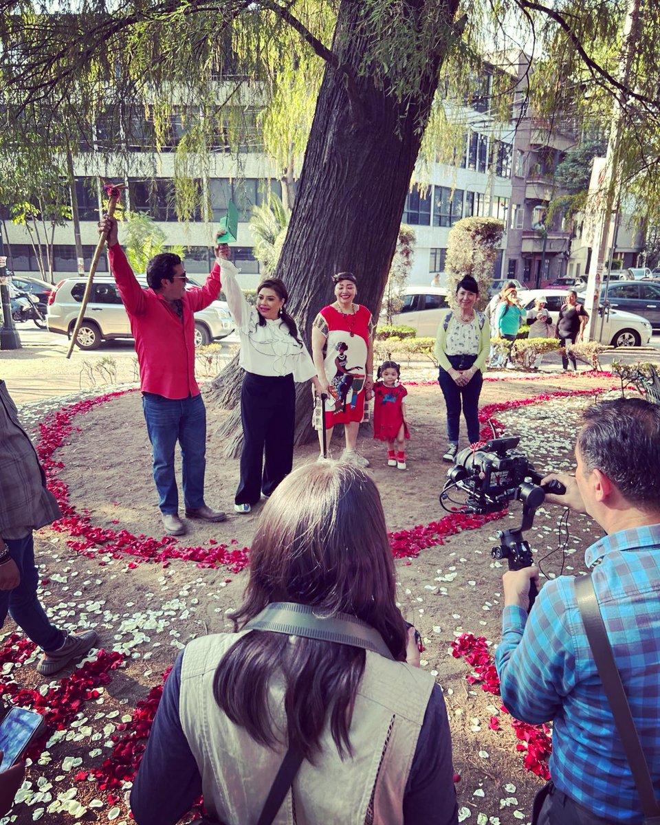 PASenVERDE's tweet photo. Un gusto recibir en venerable abuelo #Ahuehuete🌳 a @ClaraBrugadaM #narvarteando en #LaPiedadAhuehuetlan🌳🇲🇽 fortaleciendo nuestros #PueblosOriginarios #YoSoyBJ❤️ @BJAlcaldia con @LetyVarela . RT @gina_guzman67 @VillaDeCortesBJ @rolandomera https://t.co/s86hepp1f2