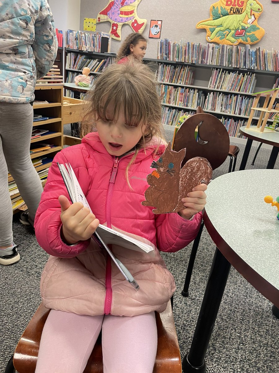 Reading to Stumpy at the library 📚 @NFSquirePride #osob <a href="/NFMrsArtl/">Amy Artl</a>