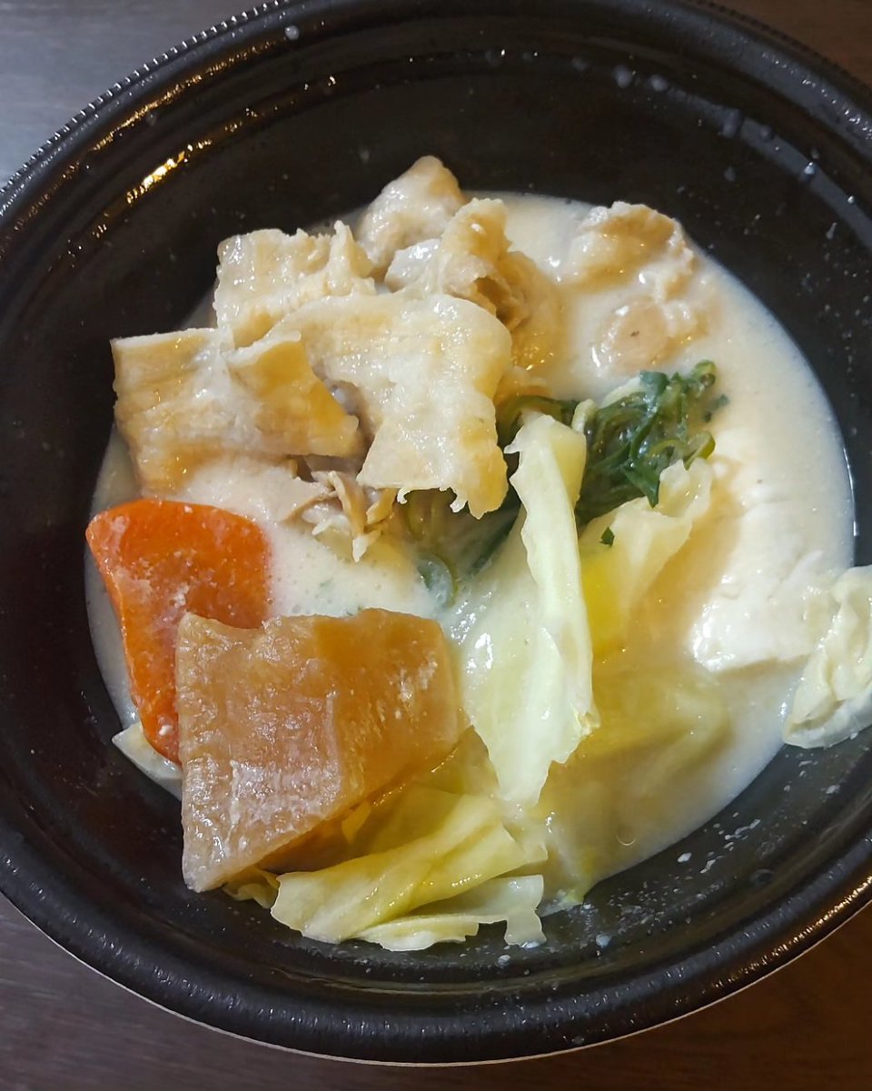 16959641's tweet photo. ごちとん先月東京に行った時に
限定食べたかったけど
お腹いっぱいだったので
白味噌豆乳豚汁テイクアウトした  
大きめ野菜たくさんで
美味しかった
東京でかき氷以外で又、
食べたいって
思ったのここが初めてかも笑

#豚汁専門店ごちとん
#代々木 https://t.co/WnMTQJ1xP9