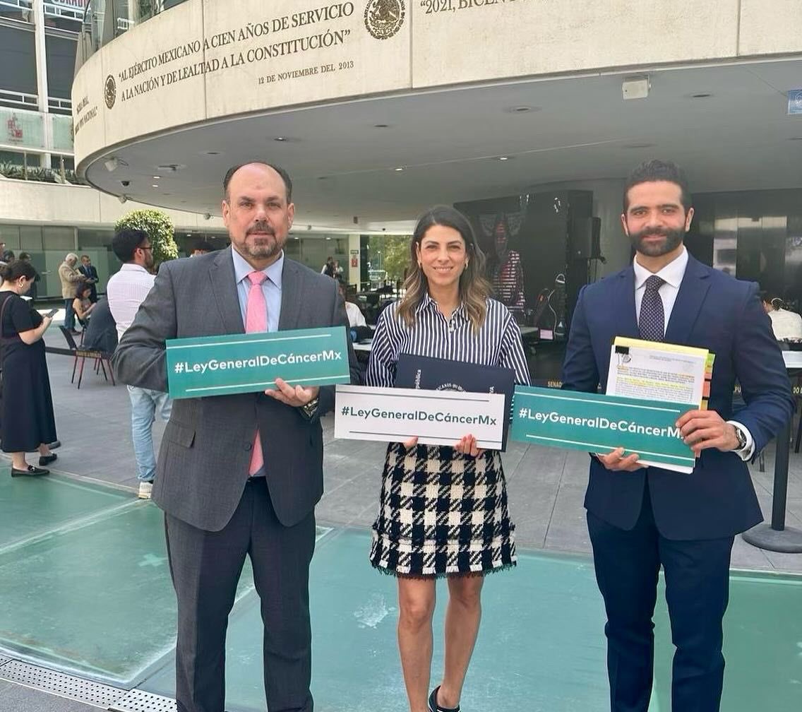 funsamex_org's tweet photo. Agradecidos por la invitación para participar hoy en la Trigésima Reunión Ordinaria de la #ComisiónDeSalud del @senadomexicano con el objetivo de presentar el estatus, alcances y beneficios de la iniciativa de #LeyGeneralDeCáncerMx, cuyo análisis se encuentra en esta Comisión y en la Comisión de Estudios Legislativos. Agradecemos especialmente a nuestra aliada, Pdta. de esta instancia, @SenadoraV, por su invitación, así como a cada Senadora y Senador integrantes de esta Comisión.