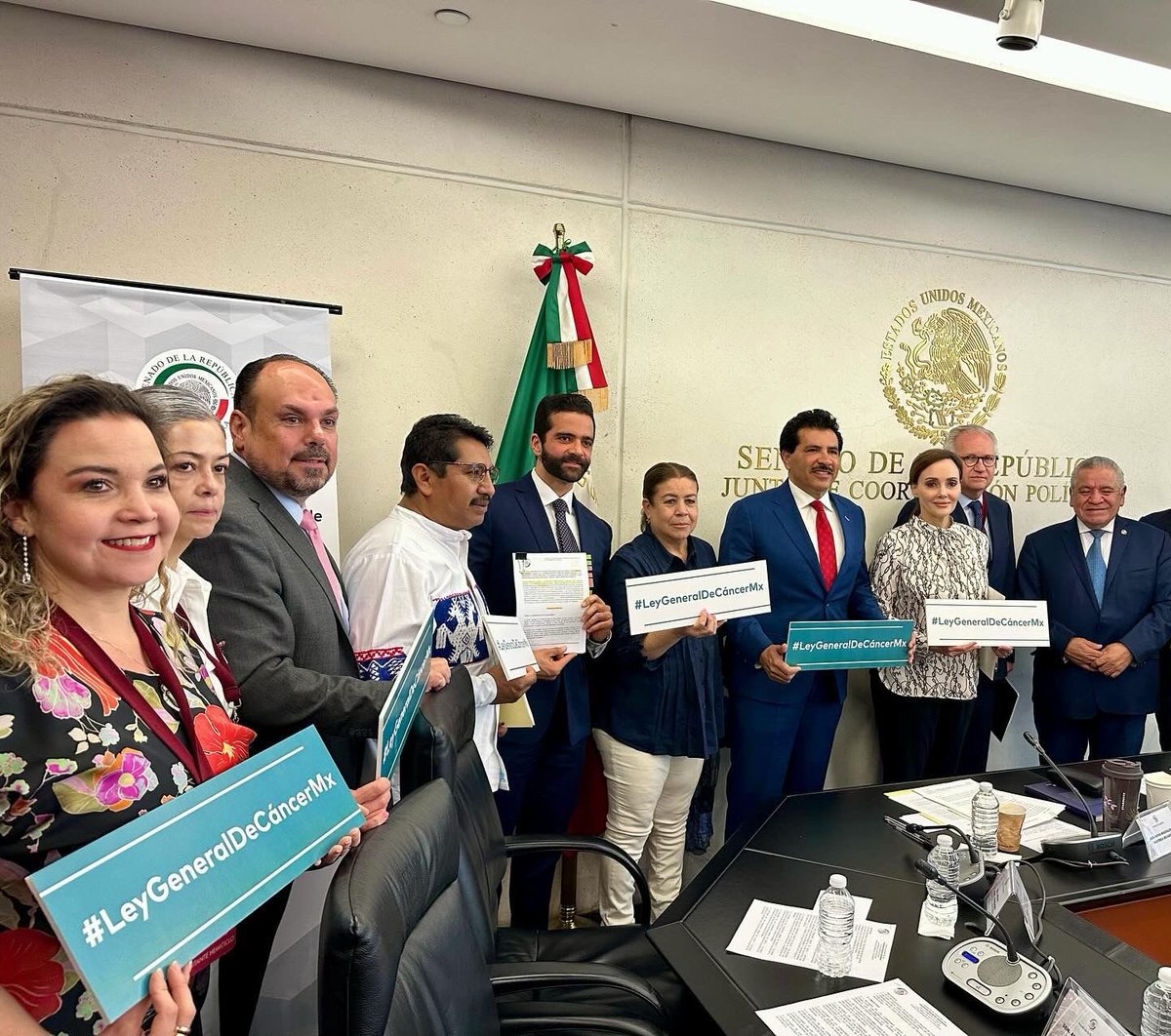 funsamex_org's tweet photo. Agradecidos por la invitación para participar hoy en la Trigésima Reunión Ordinaria de la #ComisiónDeSalud del @senadomexicano con el objetivo de presentar el estatus, alcances y beneficios de la iniciativa de #LeyGeneralDeCáncerMx, cuyo análisis se encuentra en esta Comisión y en la Comisión de Estudios Legislativos. Agradecemos especialmente a nuestra aliada, Pdta. de esta instancia, @SenadoraV, por su invitación, así como a cada Senadora y Senador integrantes de esta Comisión.