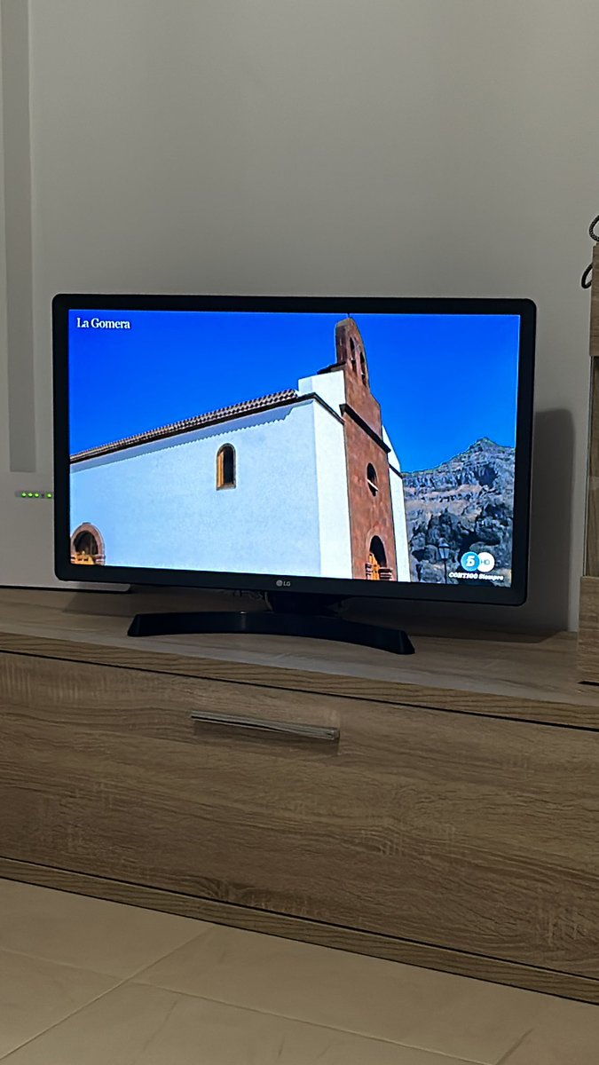 Al menos ustedes ven anuncios de natillas. 
Los canarios vemos imágenes de las islas en bucle 
 #LaIslaDeLasTentaciones11