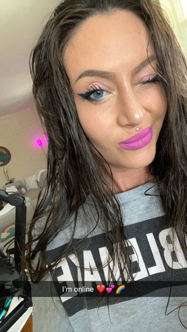 I&rsquo;m online ❤️❤️❤️ https://t.co/veSVMeGyaj