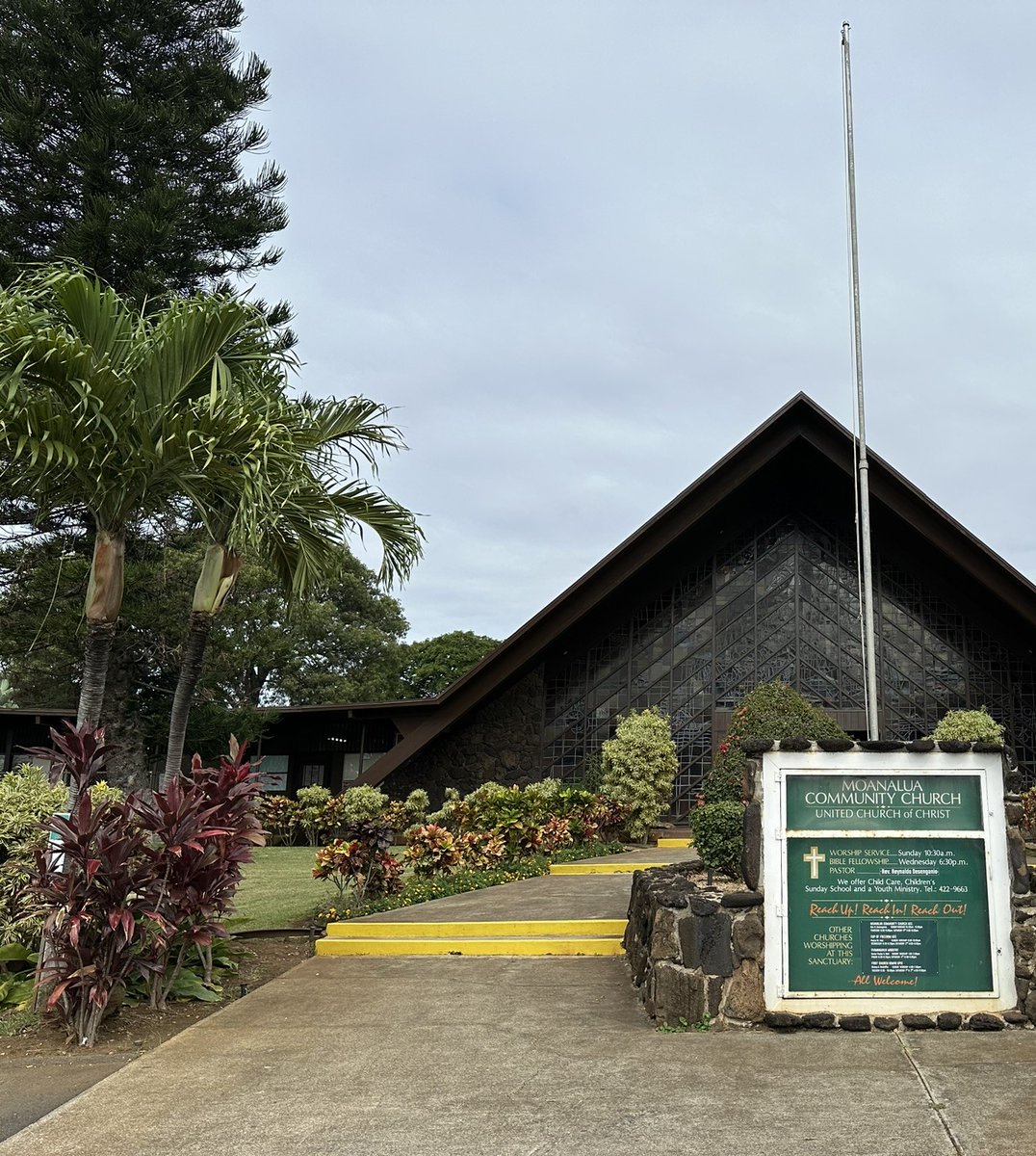 The Moanalua Community Church, built in 1957, is known for its memorial stained-glass window. Designed by John Wallis, the Memorial Window is the largest and most intact example of a 'continuous' stained glass window in Hawai'i. #midcenturymodernarchitecture #hawaiimodernism