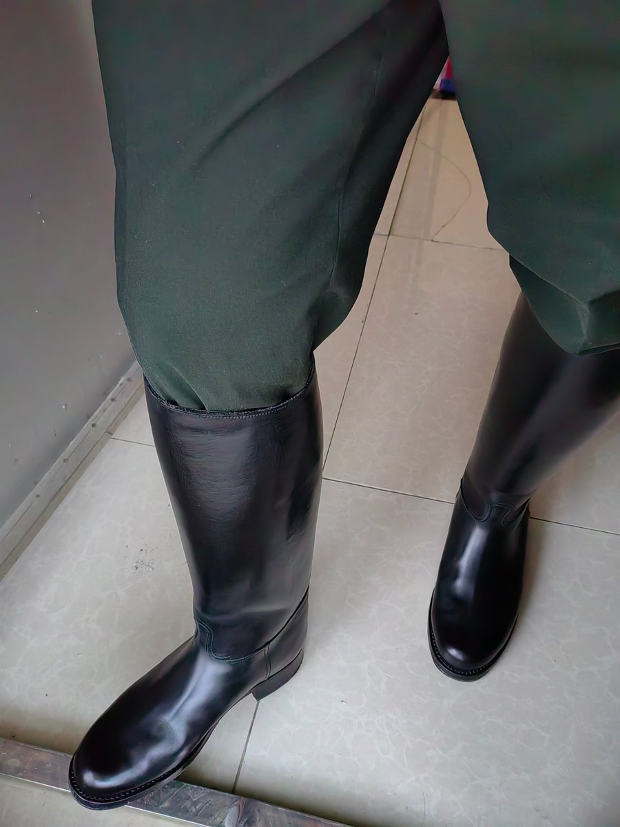 早晨起床就穿马靴