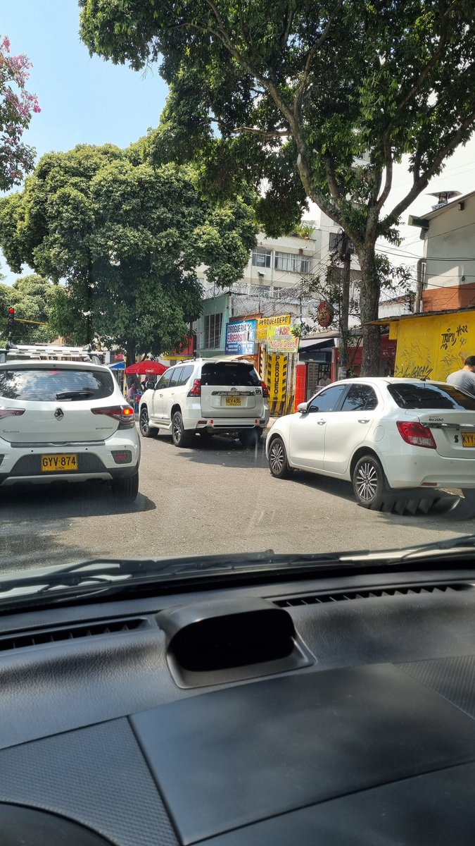 CaracolBga's tweet photo. #FotoMultaSocial A estos conductores se les dio la gana dejar los carros estacionados sobre la calle 37 de #Bucaramanga. No tenían para pagar parqueadero que está al lado. @transitobucara @cebuenocad @soyjaimeandres https://t.co/zTeNwzSNzq