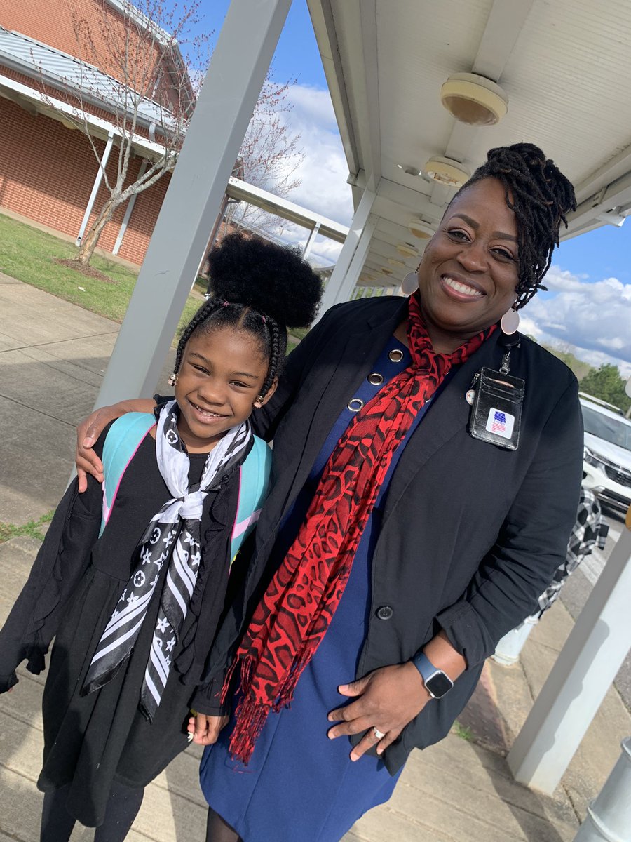 SharettaWatkins's tweet photo. @Southview_TCS Airlines had the best flight attendants on duty today!! #ReadAcrossAmericaWeek #ReadAcrossTheWorld
#OhthePlacesYouCanGoπ https://t.co/epXxopkw7S