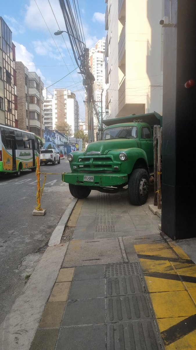 CaracolBga's tweet photo. #FotoMultaSocial En lo que alguna vez fue una librería en la calle 37 trabajan en el inmueble y al de la volquete se le hizo fácil hacer esto @cebuenocad @transitobucara @AndreaLealAbril https://t.co/KzjoLYQb9U