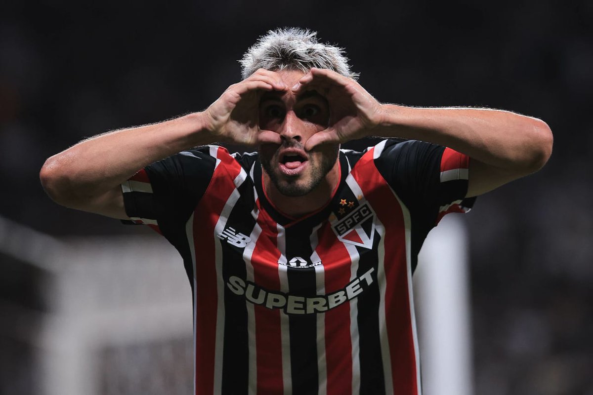 Noitedecopa's tweet photo. ⚽ 🇾🇪 TODOS OS GOLS E VITÍMAS DE CALLERI PELO SÃO PAULO: 

Corinthians ⚽️⚽️⚽️⚽️⚽️⚽️
Santos ⚽️⚽️⚽️⚽️⚽️ 
Trujillanos ⚽️⚽️⚽️⚽️
Flamengo ⚽️⚽️⚽️⚽️
Athletico-PR ⚽️⚽️⚽️ 
Ceará ⚽️⚽️⚽️ 
Coritiba ⚽️⚽️⚽️ 
Bragantino ⚽️⚽️⚽️
Água Santa ⚽️⚽️⚽️ 
Palmeiras ⚽️⚽️ 
River Plate ⚽️⚽️ 
Atlético-MG ⚽️⚽️
América-MG ⚽️⚽️ 
Guarani ⚽️⚽️ 
São Bernardo ⚽️ 
Atlético-GO ⚽️ 
Goiás ⚽️ 
São Bento ⚽️ 
San Lorenzo ⚽️ 
Botafogo ⚽️ 
Univ. Católica ⚽️ 
Sport ⚽️ 
Osasco Audax ⚽️ 
Juventude ⚽️ 
Internacional ⚽️ 
Ponte Preta ⚽️ 
Vasco ⚽️ 
Grêmio ⚽️ 
Tolima ⚽️ 
The Strongest ⚽️ 
Atlético Nacional ⚽️ 
Vitória ⚽️
Cuiabá ⚽️ 
Botafogo-SP ⚽️
César Vallejo ⚽️

📰 Noite de Copa | Dep. De Estatísticas 

#NoitedeCopa #LukeKane #PorForaDasQuatroLinhas #InfoFut #MundodaBola #SofascoreBR #GeoFuteBR