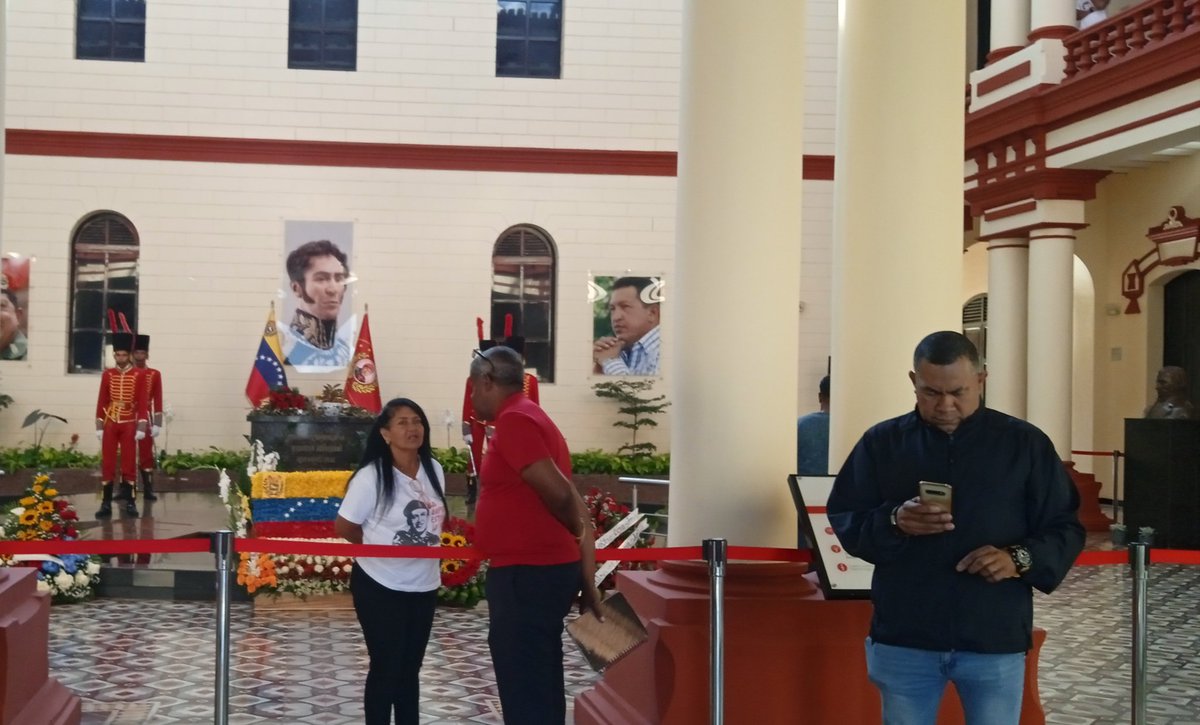 juseilinmarc's tweet photo. #NadieNosDetiene por eso seguimos adelante Comandante Eterno Hugo #Chávez ratificando este #05marzo nuestro compromiso patrio en el #Cuartel4F rumbo a la victoria en tu cumpleaños 🎂 en #28julio ✊🏽¡Viviremos y Venceremos! ✊🏽 #Caracas #Venezuela🇻🇪 #06mar https://t.co/8p9ryK4O3X