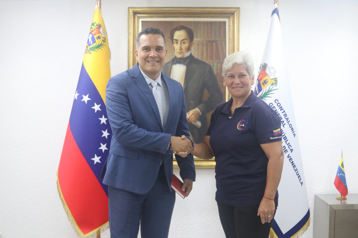 CGRVenezuela's tweet photo. Este #6Mar, el contralor general de la República (E), Dr. Jhosnel Peraza Machado, juramentó a las nuevas contraloras de los municipios Paz Castillo e Independencia del estado Miranda, Yaritza Santaella y Neury Días, respectivamente. https://t.co/CLvpC3jnrc