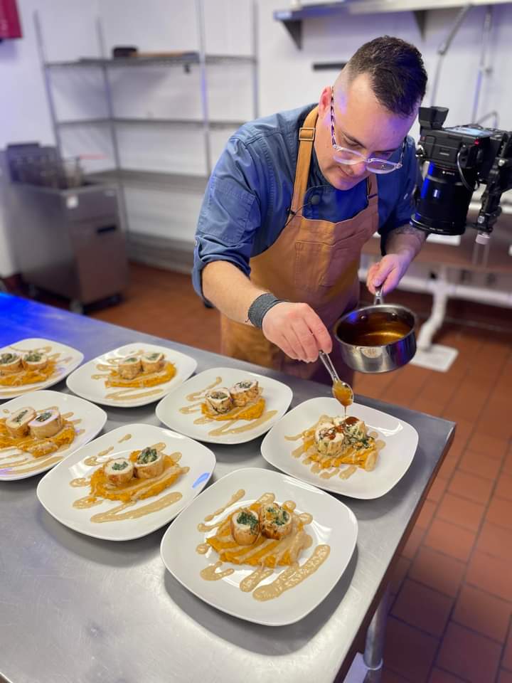 authentic_kitch's tweet image. Bringing the 'chef's kiss' to your table, one delicious dish at a time because every meal deserves a standing ovation!😇  

#AuthenticKitchens  #texaschef  #culinary #chefservices #foodentrepreneur #dallasfood #chefmagic #cateringservice #PrivateChefExperience #foodlover #foodie