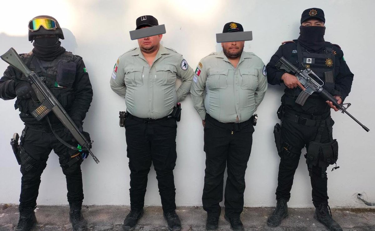 NewsSanmiguel's tweet photo. #DESCUBIERTOS Par de hombres vestidos con uniformes utilizados por elementos de proximidad de la #GuardiaNacional fueron #detenidos mientras se encontraban a bordo de una #patrulla #clonada en #NuevoLeón. Los hombres podrían estar vigilando para pasar info a  grupos delictivos. https://t.co/Pp9YDyeQ2r
