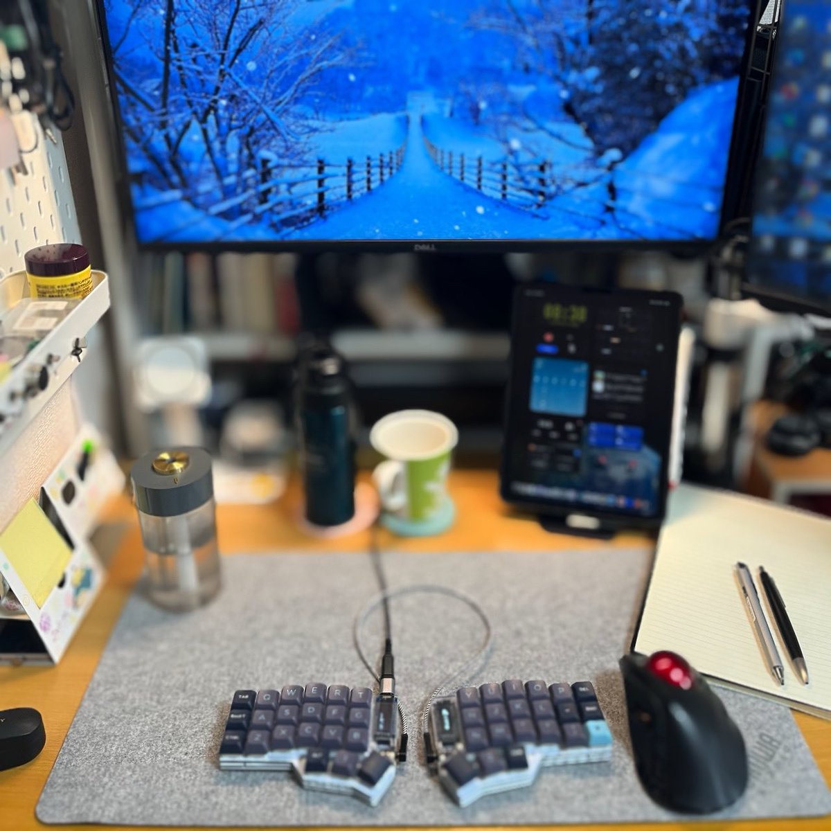 us_key51's tweet photo. 今日は #CorneCherryV3 とトラックボール🖲️
昨日はブログ投稿後、さて仕事しようと思ったところで緊急連絡が入り朝からバタバタでした。。落ち着いてる時にちゃんと仕事進めないとですね。今日は落ち着いてますように🙏
#自作キーボード #CorneCherry #デスク周り #狭デスク https://t.co/gXGxJ2CMfH