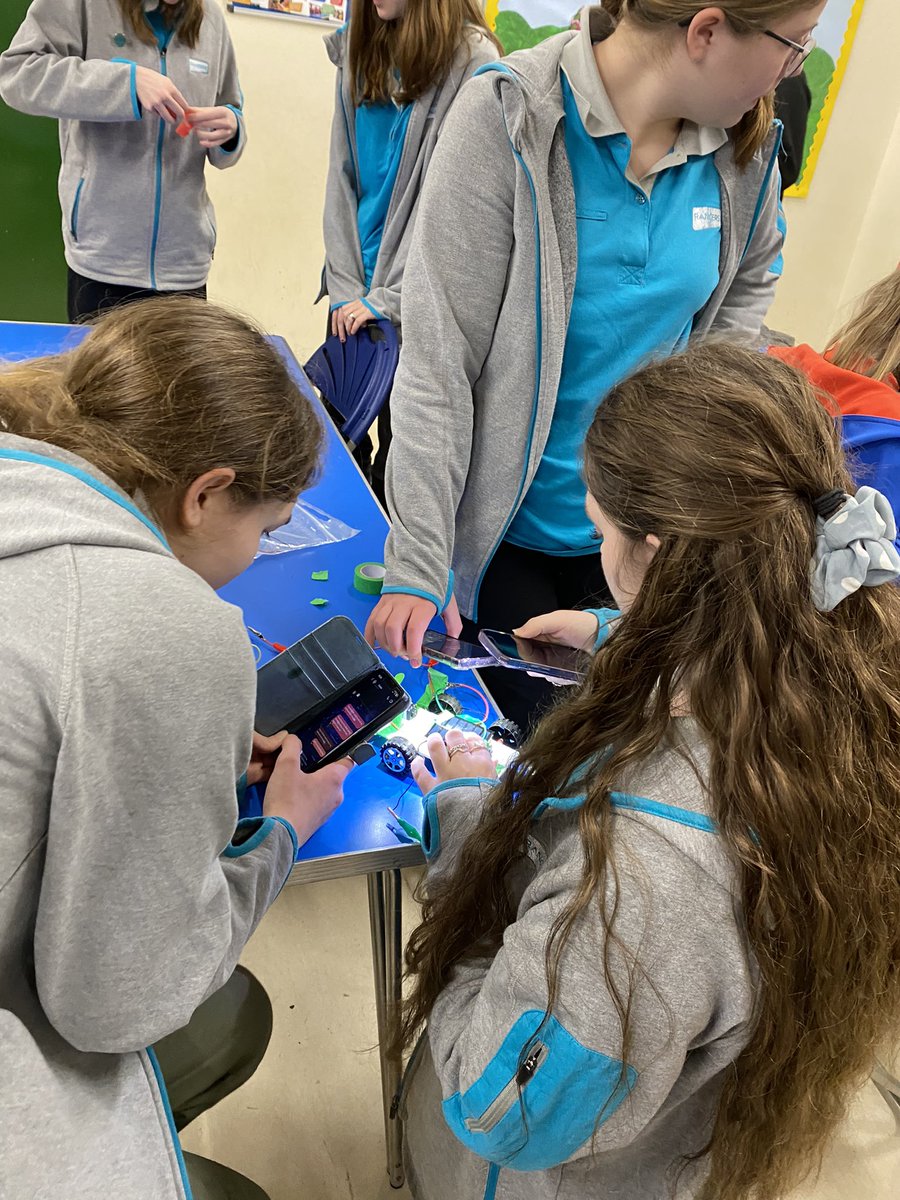 GGSWStorrington's tweet photo. Great visit by #GatwickSTEM tonight.  Made solar chargers &amp; created a car run on solar charge for end race. Much work put in by Rangers with phone torches to boost power &amp; great fun was had.  Thanks @Gatwick_Airport for coming. @Girlguiding @Guiding_LaSER https://t.co/to7PAoxdgx