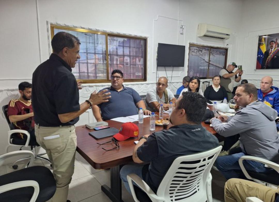 #Hilo || Desde la sede de Puertos de Sucre en la ciudad de Cumaná, el gobernador @GPintoVzla lideró reunión ordinaria del 1x10 del Buen Gobierno

@CeballosIchaso1
#NadieNosDetiene