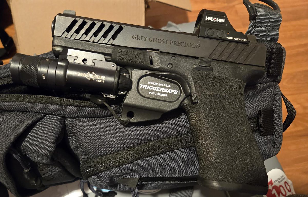 TriggerSafeLLC's tweet image. New customer pic of a killer bag rig.  Glock with a @GPrecision slide, @SureFireLLC light and  Holosun optic.  A black TriggerSafe staging holster keeps things safe until you deploy. Perfect!   #greyghostprecision