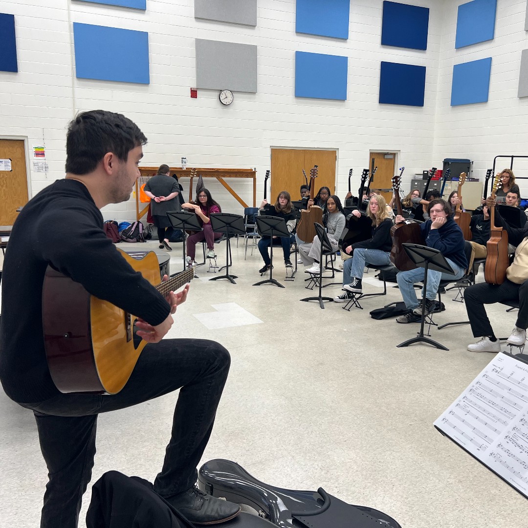 SufVAschools's tweet photo. The GRAMMYs meet the Lakeland High School Center for Performing and Production Arts! GRAMMY-Nominated Contemporary Classical and Electric Guitarist Dr. Thomas Clippinger visited LHS to perform and work with students in the C.P.P.A program's Guitar class. #SPSCreatesAchievers https://t.co/pfaHMQ8deK