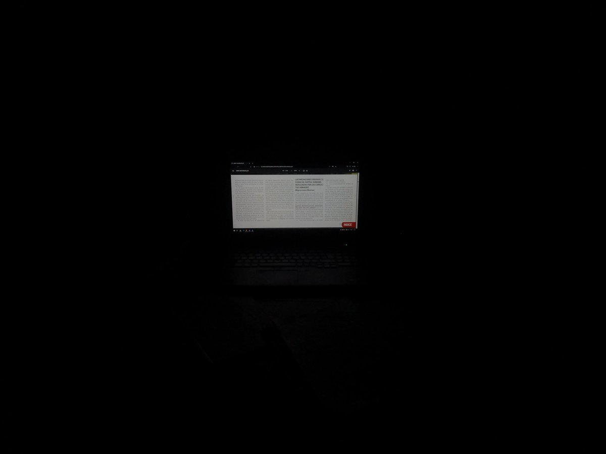 daxhoislife's tweet photo. Así se ve estudiar para un examen de la universidad en Cuba. https://t.co/pKmxUY4gPV