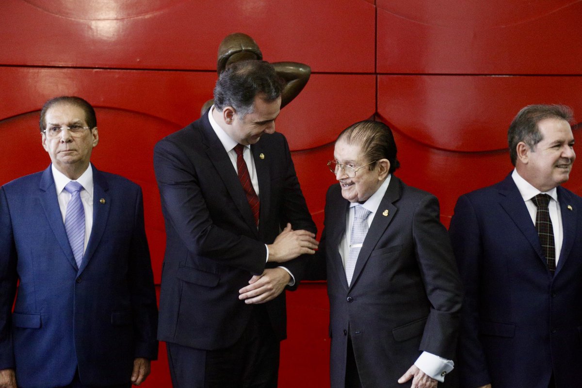 daviscbenevides's tweet photo. 🔹Ontem, estive presente na cerimônia de lançamento e entrega das medalhas comemorativas ao Bicentenário do Senado Federal. 

🎖️Fiquei emocionado ao ver meu avô, o ex-senador e presidente Mauro Benevides, aos 93 anos, receber a medalha alusiva à data. https://t.co/i5jozPmiss
