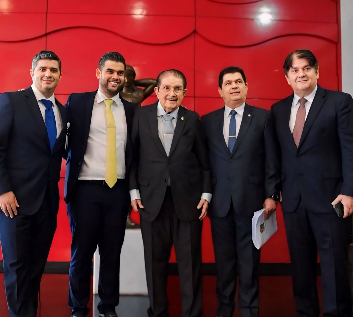 daviscbenevides's tweet photo. 🔹Ontem, estive presente na cerimônia de lançamento e entrega das medalhas comemorativas ao Bicentenário do Senado Federal. 

🎖️Fiquei emocionado ao ver meu avô, o ex-senador e presidente Mauro Benevides, aos 93 anos, receber a medalha alusiva à data. https://t.co/i5jozPmiss