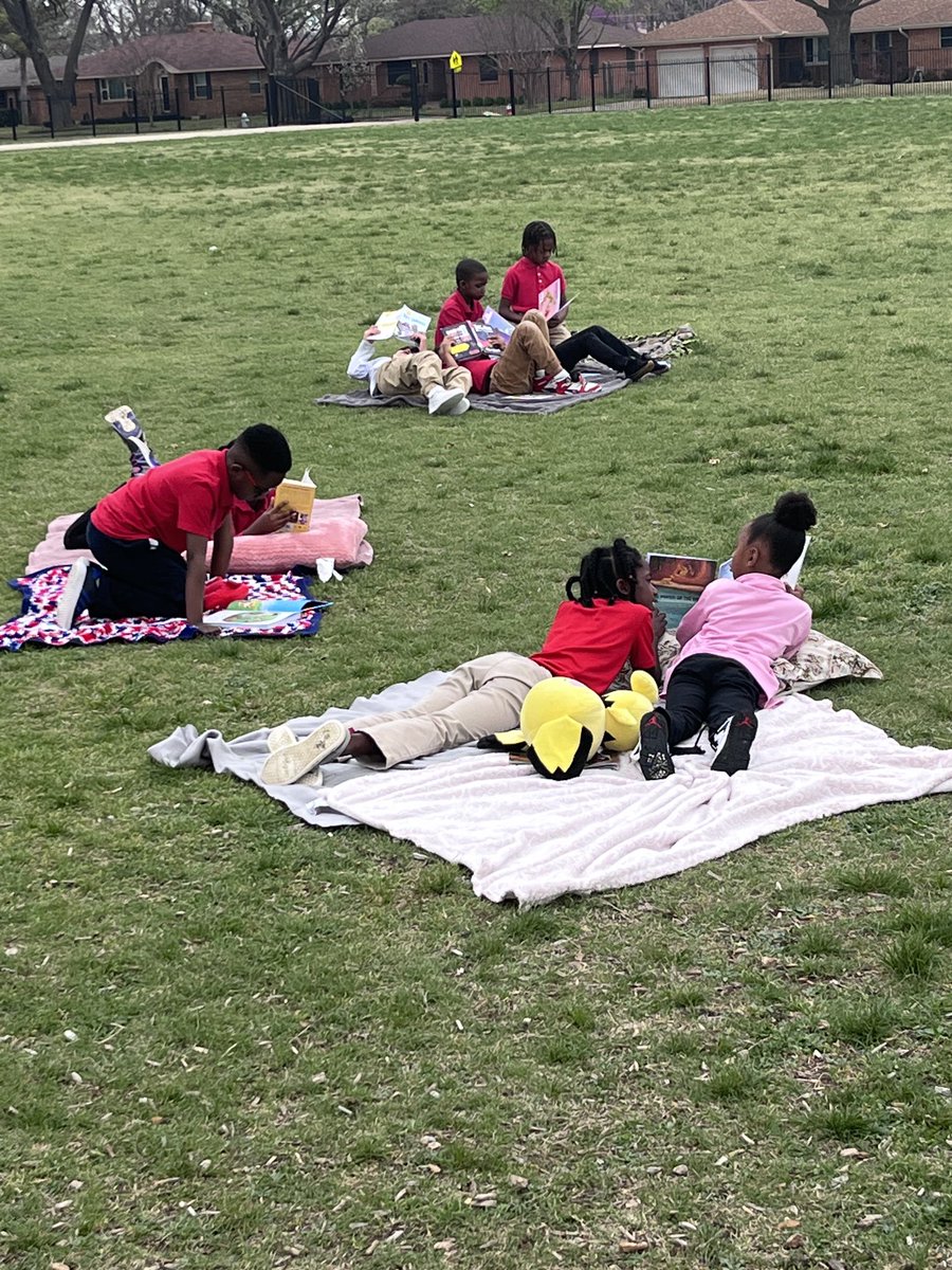 Closing our celebration of Read Across America Week w/ Books, Blankets & Buddies ⁦@MarkTwain_TAG⁩ during recess and after school! ⁦@DISD_Libraries⁩ ⁦@DallasReads⁩
