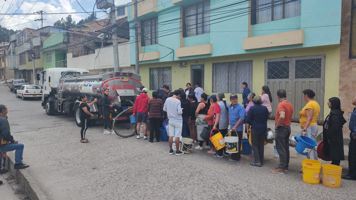 bomberospasto's tweet photo. Tras el daño en la válvula principal avanzamos en la tarea de suministro de agua potable a las familias residentes en los barrios de la ciudad.
Con el apoyo de un vehículo cisterna de la #DAGRD de @gobnarino, se ha logrado abastecer a la comunidad de Granada, Chapal y Obrero. https://t.co/vQ9FuEzVb6