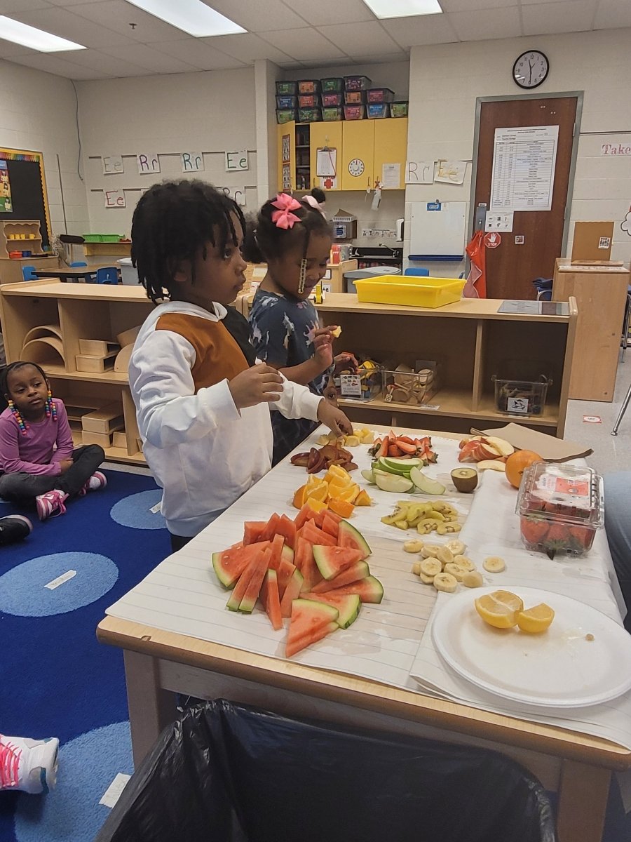 DawsonOrmanECH's tweet photo. Learning about healthy foods with Ms. Tausha's class. @JCPSEARLY @BrumbackHeather https://t.co/6HcUJgTodO
