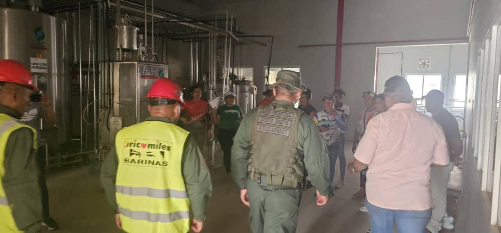🗞️|| El GD. Omar Pérez La Rosa, Cmdte. de la ZODI 51 Anzoátegui, junto al G/B Anderson Rendón, 2do Cmdte,  y el Alcalde Pedro Misael Moreno, efectuaron revista al Centro de Producción de Lácteos Los Andes, en el municipio Arismendi del estado Barinas