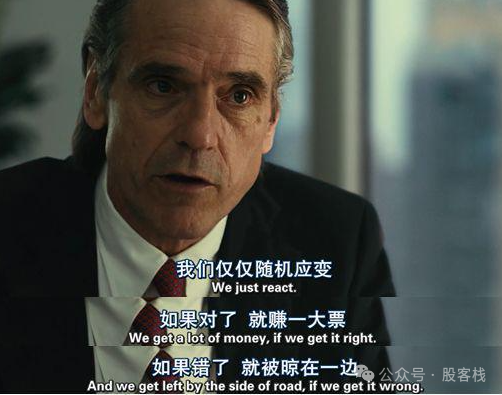 ssslumdunk's tweet photo. 第320篇 筹码松动

昨天白天恒生表现不错，夜晚因为美联储放出了降息的确定消息，虽然日期没有确定，但是市场的因为大选造成的不确定性得到了一丝缓和整体盘面已经恢复正常。

📷

得益于整个股票市场的稳定，马赛克方面也得到了一定的缓解，资金再次进来冲击，尤其是二饼连续的在白天破前高，几乎没什么阻力，但是也出现了短暂的插针行情来清理过高的杠杆。

当前整个市场的资金费率，已经相比之前健康不少。但仍然聚集了太多的获利筹码，尤其是美股市场的现货获利盘现在对整个市场的不确定性依然很大，相比之下二饼因为美股还不是etf，所以获利盘其实在交易所里，相对还安全一些。

📷

随着前阵子的ATH，MSTR也迎来了他的前高，但是我们仔细算一下，这么多年其实他又积累了大量的低于当前价格的币，但是因为标的不在稀缺，所以这个ATH其实相比当年的估值还是低了很多了，等于后面三万四万买的币赚的钱都没给算到市值里，如果未来大饼的ETP等衍生品在美股市场再合规化的话，MSTR的稀缺性还会进一步降低，因此不建议亚盘的各位为了可以持有而选择他，这东西很像季度期货，带有升水看起来比你长期拿永续便宜，遇到一个牛转熊直接吃掉20%的溢价那可不是闹着玩的···

📷

这轮暴涨最大的动力是很多三年内加入市场的新韭菜，和美股市场加入的全新韭菜无知者无畏，FOMO情绪拉满。上图是我们随便取了一个资金费率的热力图大家可以看到，哪怕是超级大体量的大饼，现在的持仓年华也达到了30%附近，如果我们按照5倍杠杆来计算期货的持仓，年化会吃掉多头100%的本金了。也就是说，多头大概每3天本金会损失1个点。

这部分多头一旦卸掉自己的杠杆的时候，市场必然是惨烈和无序的。也就是我们常说的，时间并不站在杠杆做多的这边。

在考虑一下美股市场的Q1即将结束，以及美国韭菜们的再ETF发布后的筹码均价我们也可以大概算得出在55000-63000附近。也就是说一旦下跌到这个区域继续横盘，很可能引发出一波现货市场的踌躇撤退。

买不买？三根阳线逼你买

跌不跌，三周横盘跑的快

美股最大的好处在于他的流动性，最大的坏处，也在于好玩的标的太多了，你不好玩我立马去玩别的。从标的上来说，比其他资本市场卷的多。

就像我们在线下课里面讲的一样。

在价格和流动性之间，我们永远选择流动性。

可惜现在OTC溢价太蛋疼，等抹平一半了可以慢慢开始入手一些。毕竟套利还是很香的。关于套利估计文字也讲不清楚，计划以后出一个简单的教学视频来讲一些底层逻辑。毕竟这个东西，实操起来对很多人还是有难度的。不如放在平台吃利息···等没利息在考虑也来得及。

📷

感谢收看，麻烦点个赞