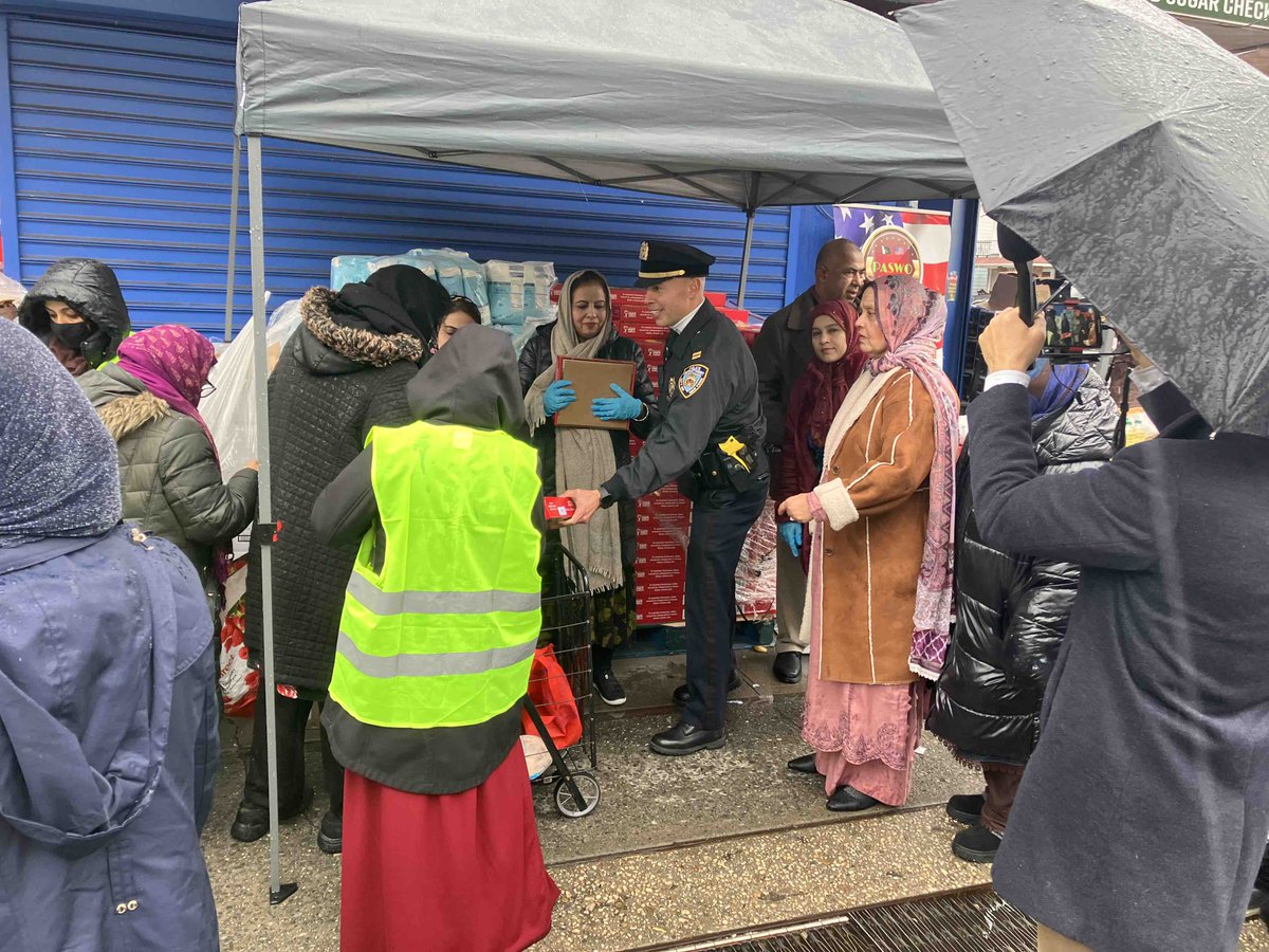NYPD66Pct's tweet photo. We are honored to stand alongside the Pakistani American Skilled Women Organization, helping the community in a food pantry event as we gear up for Ramadan. It’s about coming together, supporting one another, and spreading kindness. #community #Ramadan #PASWO https://t.co/Cu8qrwKLiy