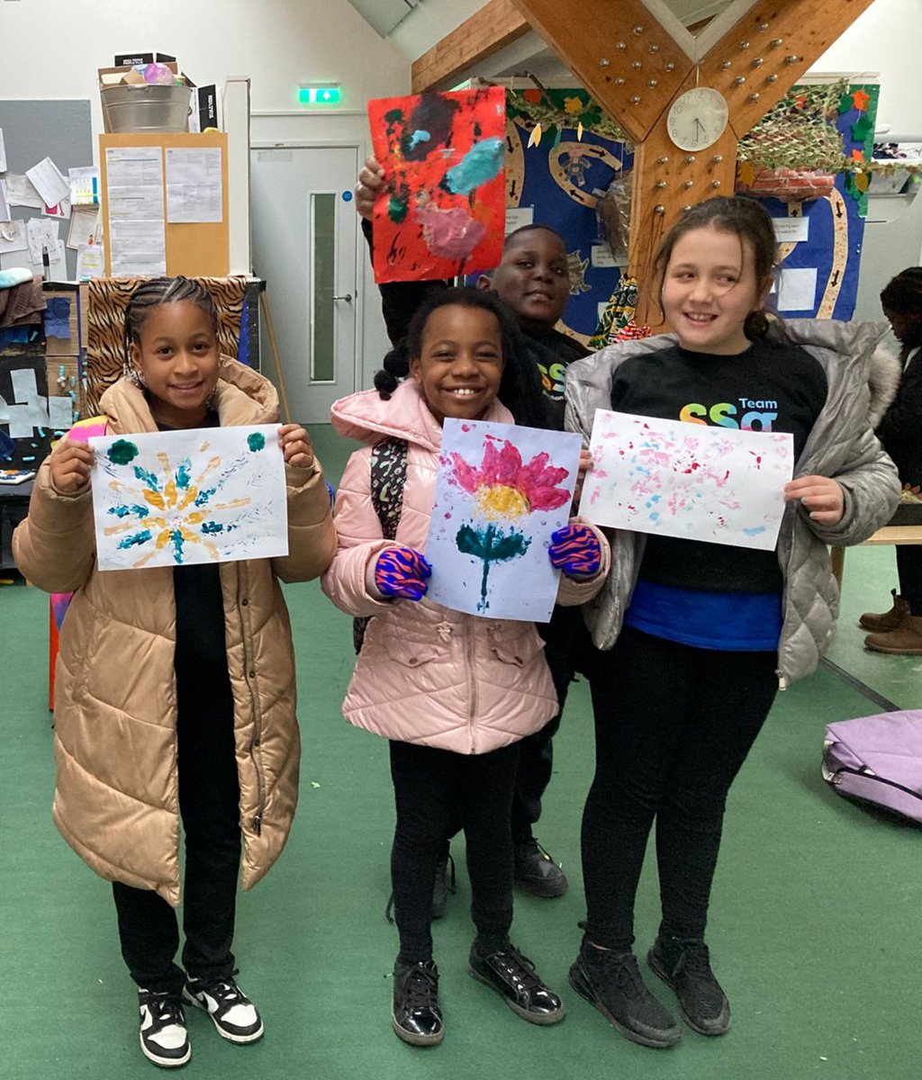 EdibleSE16's tweet image. The smiles say it all, nature based printmaking in the afterschool club @SurreySqSchool &amp;amp; Pippa 🍂🍃
#enjoyment
#outdoorlearning 
#newskills 
#excellence