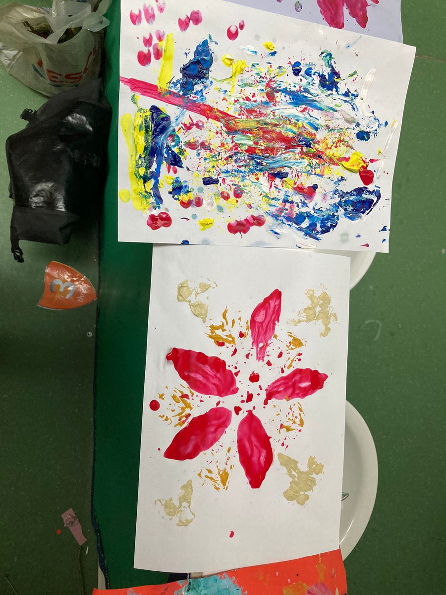 EdibleSE16's tweet image. The smiles say it all, nature based printmaking in the afterschool club @SurreySqSchool &amp;amp; Pippa 🍂🍃
#enjoyment
#outdoorlearning 
#newskills 
#excellence