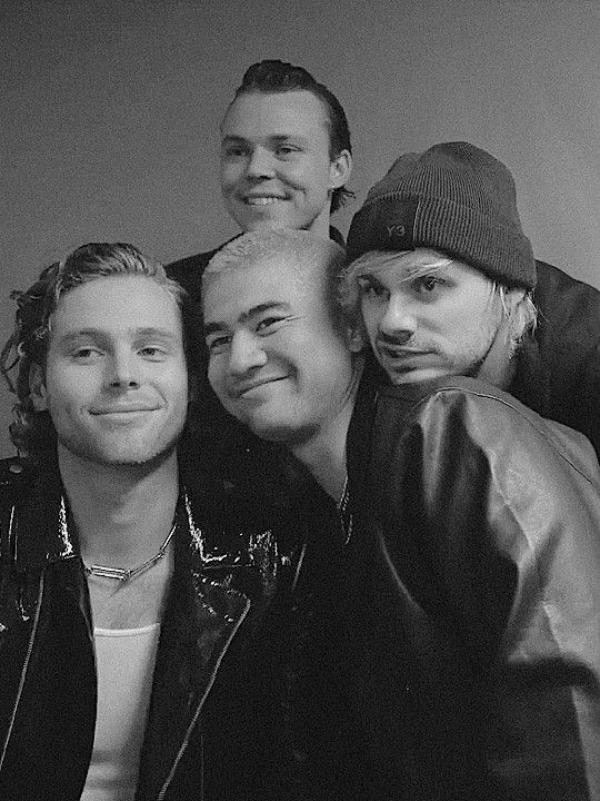 5SOSMexico's tweet photo. "Ahora que tengo 27, sé que los proyectos en solitario pueden ser aterradores para los fans de bandas, pero para mí es la forma en que la banda puede vivir para siempre. En mis ojos, así es como lo veo. Y animo a todos los demás en la banda a seguir lo que quieran hacer" — Luke https://t.co/xFddZVobmQ