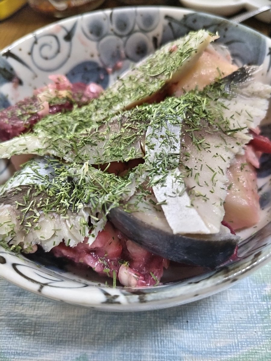 hatena_rkb's tweet image. しめ鯖とビーツのサラダっ‼️👊🔥💥
関電ハピeのホームページに掲載されていたレシピ。
近隣のカルディでビーツの水煮を、成城石井でディル（ハーブ）を売ってたから作ってみた‼️ あっさりサラダにこっくりしめ鯖が合いますな～！
ビーツもしめ鯖と合う合う❗️(ﾟдﾟ)ﾒﾁｬｳﾏｰ✨👍