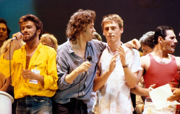 With #GeorgeMichael, #BobGeldof, #PaulWeller performing the Band Aid single 'Do They Know It's Christmas' during the finale of the #LiveAid concert 🌎
#FrrddieMercury