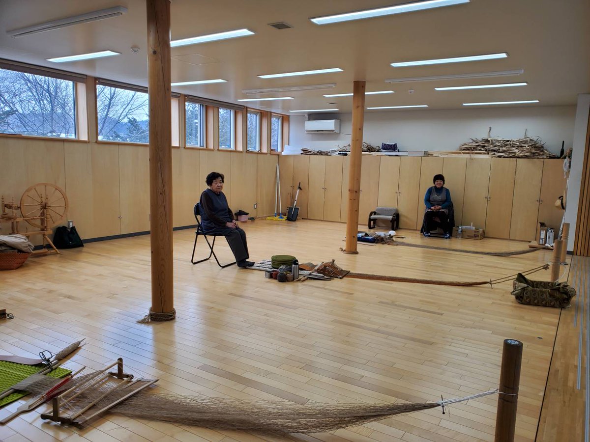 nibutani_craft's tweet photo. 学生さんが二風谷に集まってアイヌ文化を体験する「大地連携ワークショップ」での機織り体験のようすです。

#北海道平取町 #二風谷 #アイヌ #アイヌ文化 #attus #アットゥシ #機織り #hokkaido #ainu #伝統文化 https://t.co/TmazHPW1HX