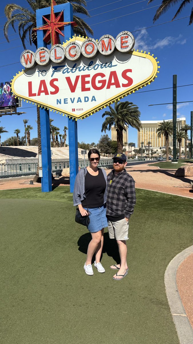 When you pay some shonky looking character wearing a 'Las Vegas Official Photographer' polo shirt at the sign to let you use the express lane, but he includes more fake grass than scenery...🤦‍♂️🤦‍♂️🤦‍♂️🤣 #FakePhotographer #SinCity=ScamCity