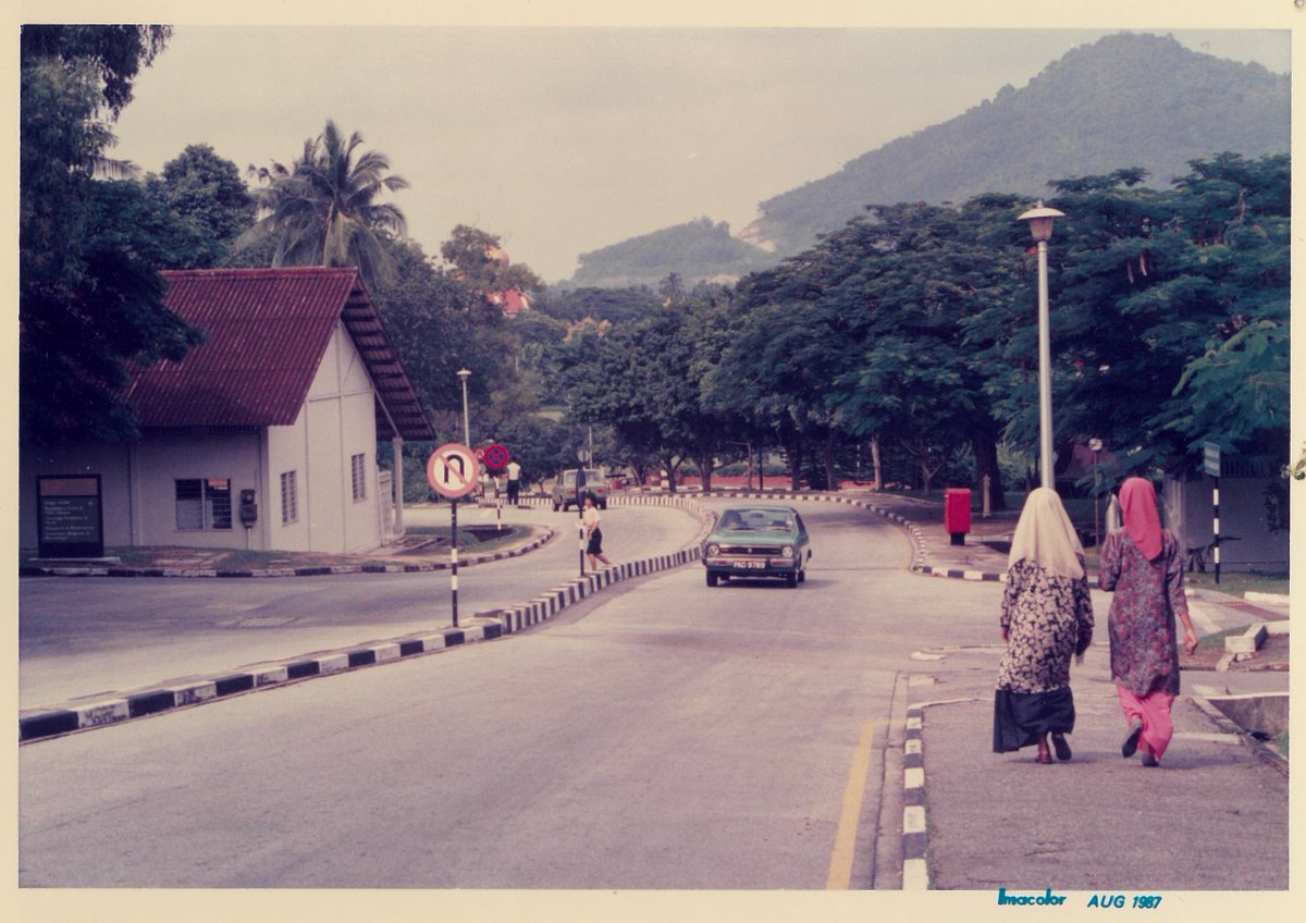 Time-tripping through memories at the always-bustling roundabout, as we steer towards USM's favourite mamak spot. A whirlwind of nostalgia and flavours awaits!