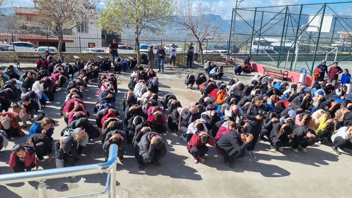 Deprem Haftası nedeniyle okulumuzda çök-kapan-tutun ve güvenli bir şekilde okulun tahliye edilmesi tatbikatı gerçekleştirildi. <a href="/tcmeb/">Millî Eğitim Bakanlığı</a> <a href="/Yusuf__Tekin/">Yusuf Tekin</a> <a href="/MersinMEM/">Mersin İl Millî Eğitim Müdürlüğü</a> <a href="/fazilet_durmus/">Fazilet Öğretmen 🇹🇷</a>  <a href="/mut_mem/">Mut İlçe MEM</a> <a href="/HarunHalifeoglu/">Harun HALİFEOĞLU</a>