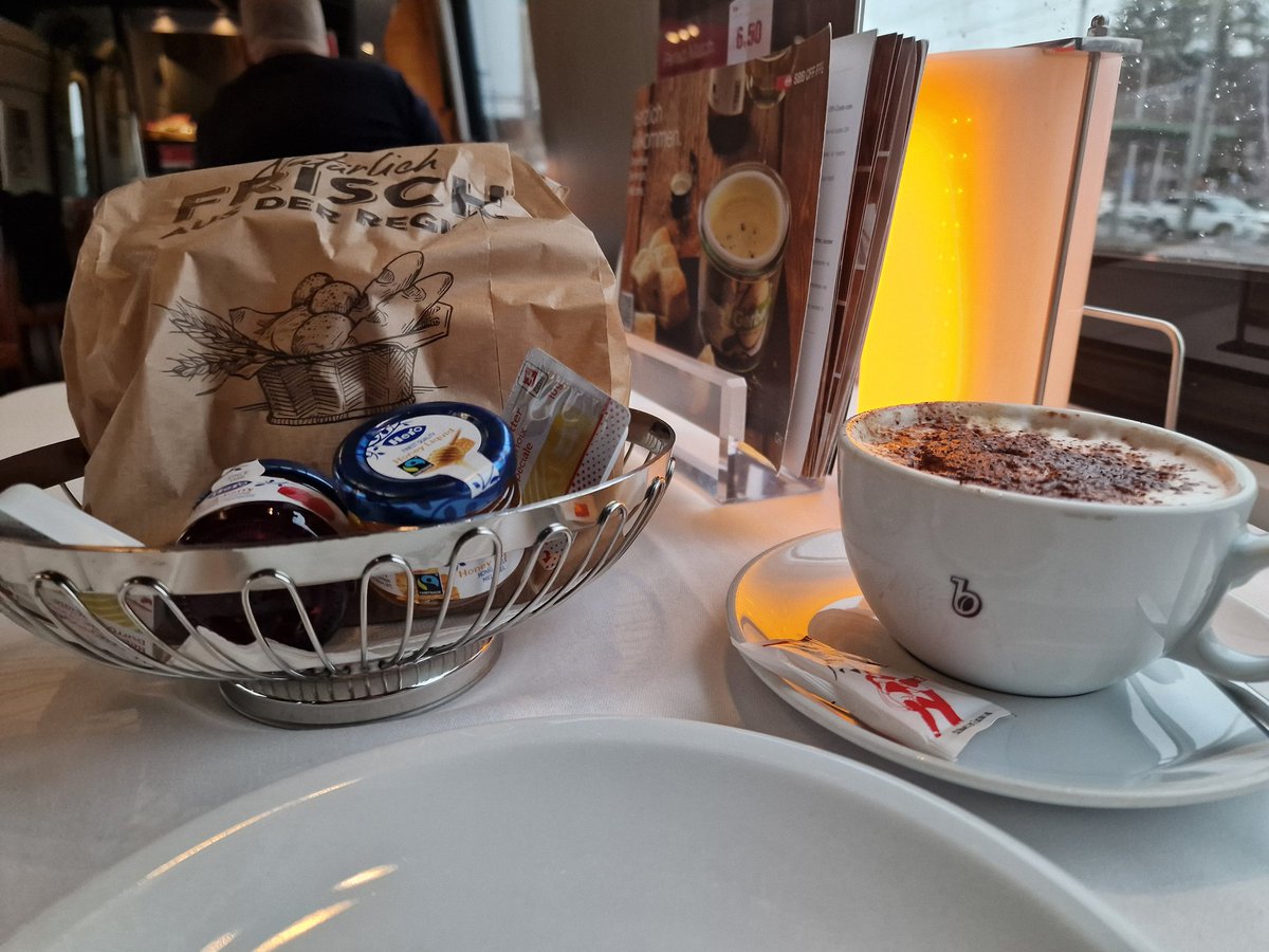 schilleriana's tweet photo. Mittwochmorgen im @_DiningCar / @speisewagen, und es schneit. Ein Cappuccino mit Gipfeli oder Brot ist ein Muss. Konfi und Butter dürfen nicht fehlen. #SBB #muntermacher https://t.co/Gw3LS8NAzo