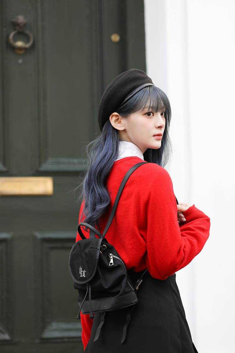 in the picturesque setting of London city, I wear a chic beret &amp; gracefully transition into a sequence of poised poses, radiating a mix of charm and elegance. with each photo taken, I skillfully capture moments that epitomize sophistication &amp; allure, amidst the vibrant cityscape.