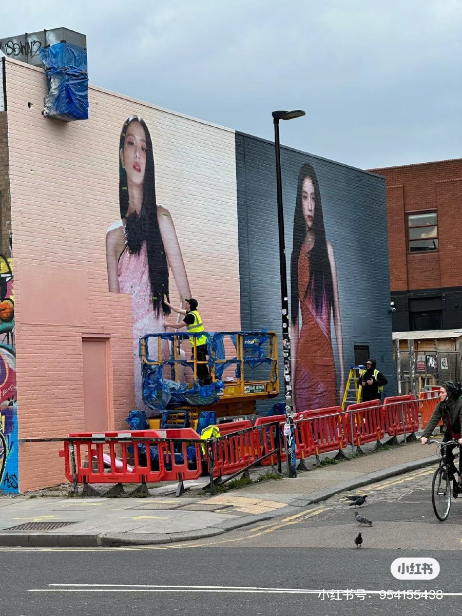 #JISOO × Self-portrait ads in London.