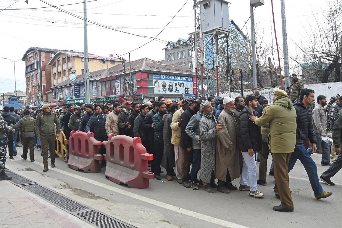 Thousands of people make beeline outside Bakshi stadium, Srinagar to participate in PM Narendra Modi's rally