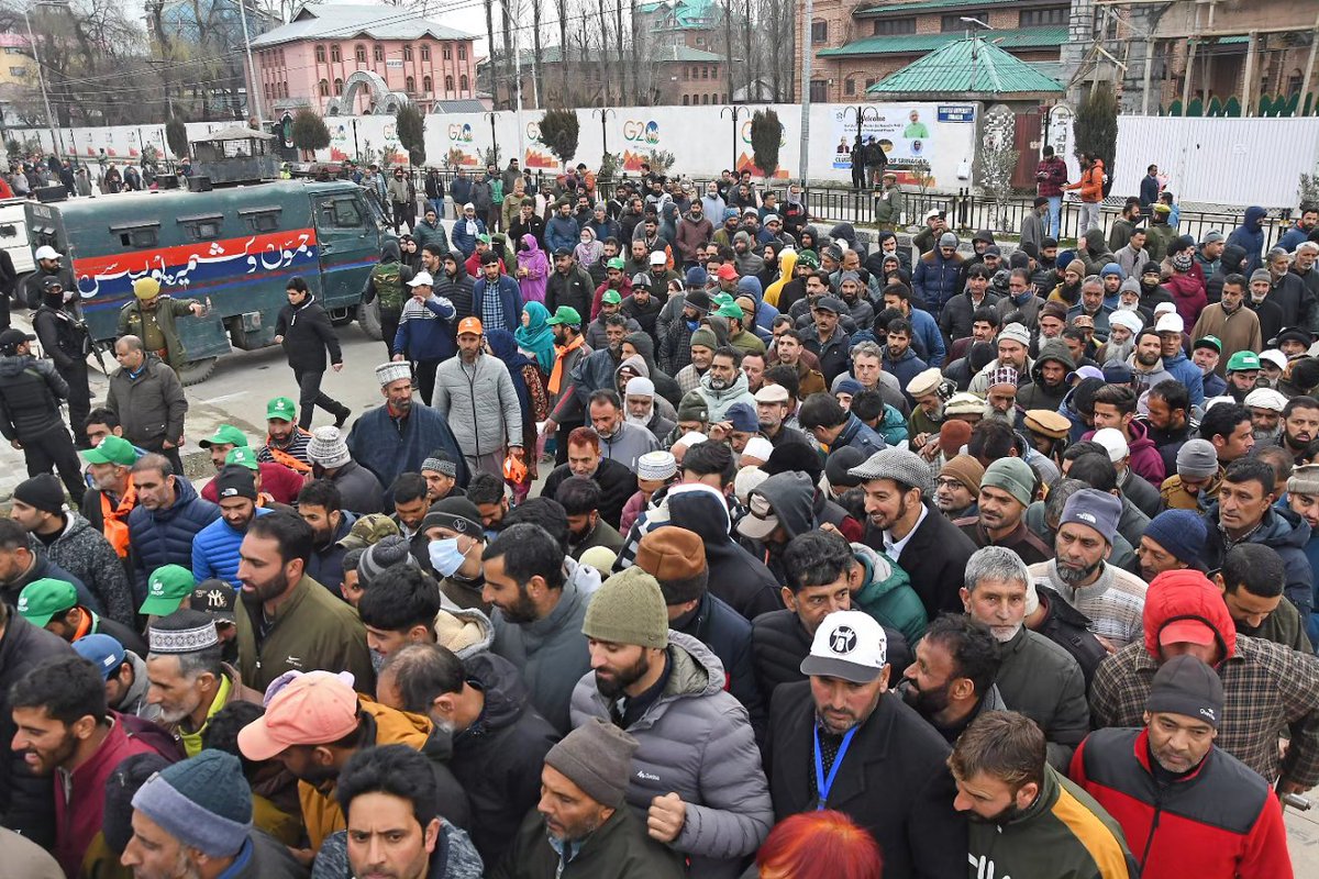 basiitzargar's tweet photo. Thousands of people make beeline outside Bakshi stadium, Srinagar to participate in PM Narendra Modi's rally https://t.co/fzoP6MgND1
