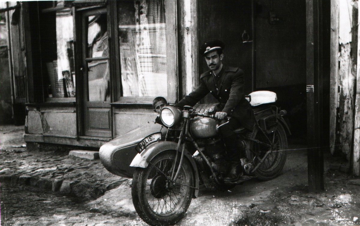 Polis memurumuz ve yol arkadaşı, Mudanya sokaklarında devriye görevi icra etmek için hazır.

🗓️1954  

📍Bursa

#Tbt
#TarihtePolis