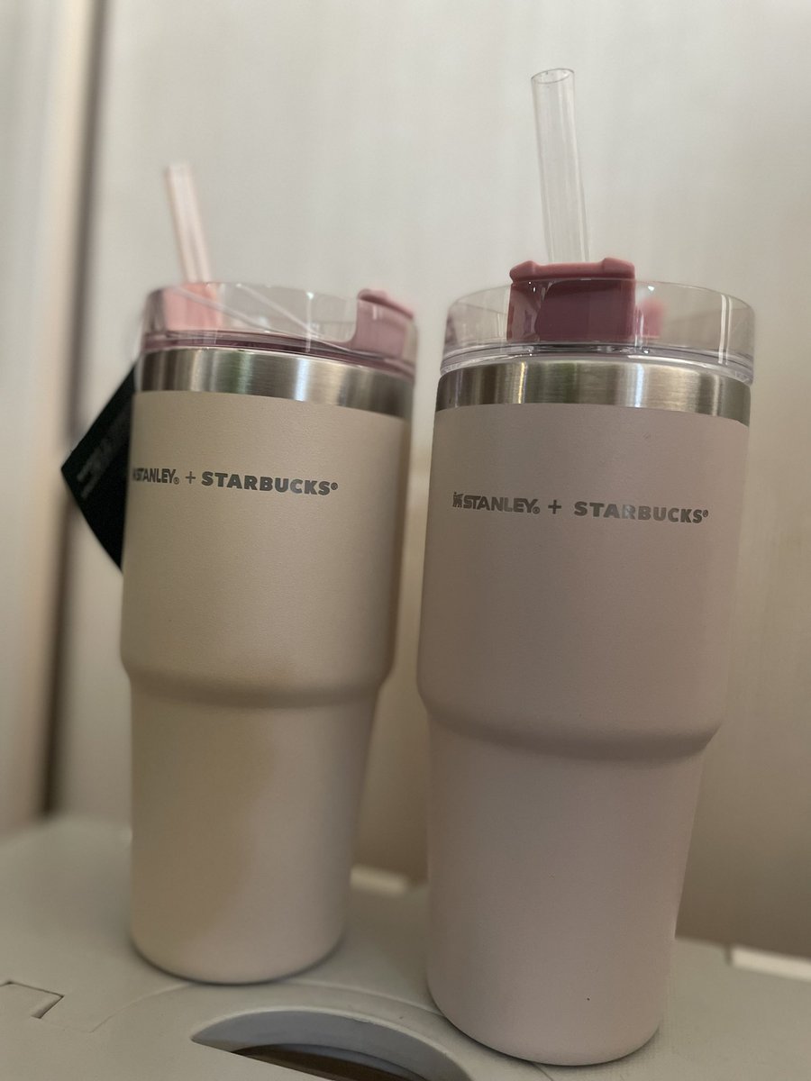 YAPPI05's tweet photo. 今年のスタバ桜の第二弾のスタン���ー(左)
と去年の桜。
今年の方が蓋やストローにも色がうっすらついてかわいいけど控えめに言ってめっちゃ似てるw
収集癖あるので持ってるだけで幸せなのだけど、薄暗い所で見たらどっちがどっちか分からんw
#スタバスタンレー https://t.co/DhFwI8Oezx