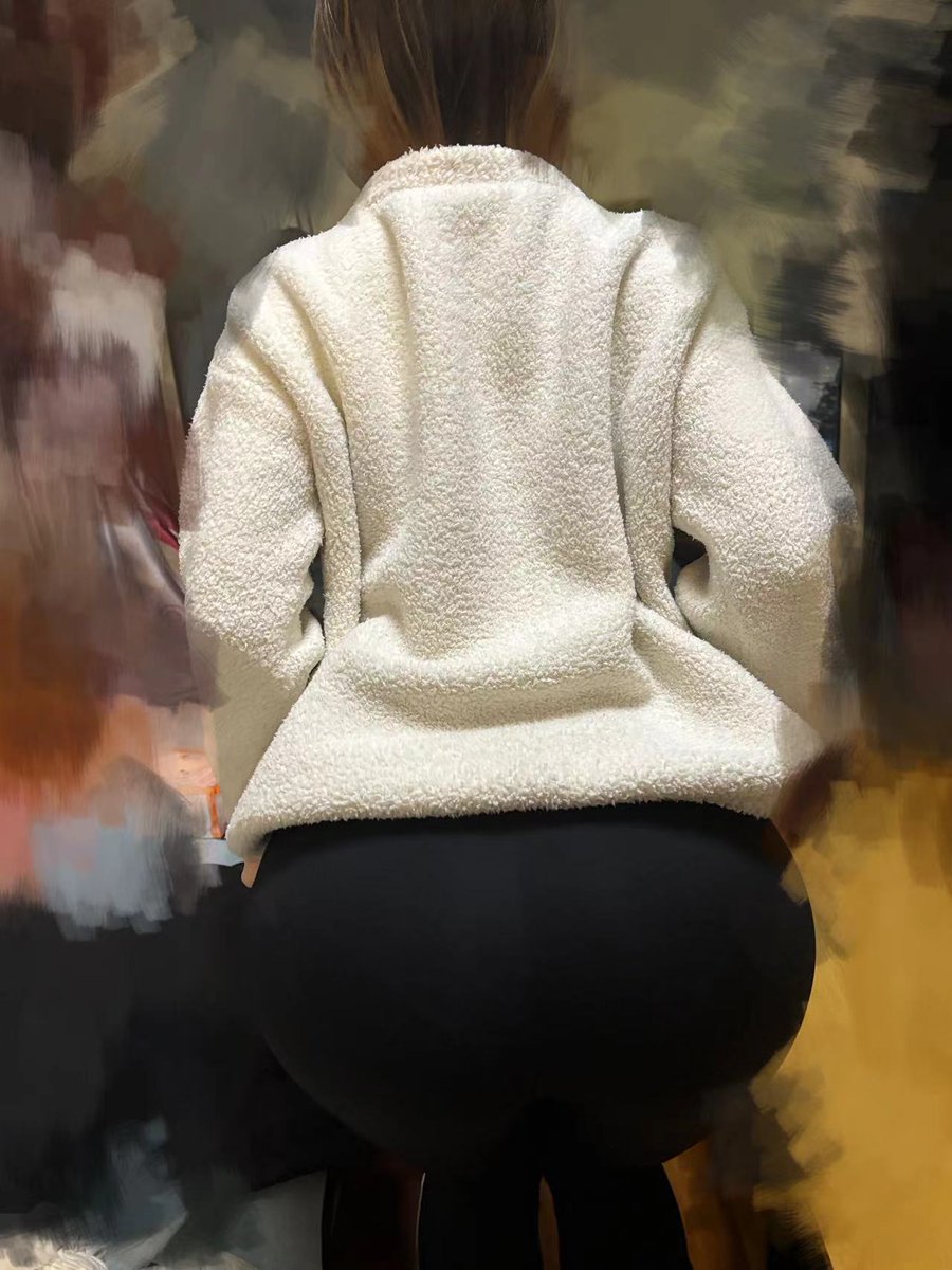 穿再多衣服，也藏不住女友的大屁股。