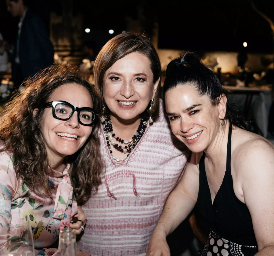 ArturoRomeroL1's tweet photo. PUES LE COLARON UN CHAYOTERO AL INE!
Sabian que @MLopezSanMartin próximo vocero del debate es amigo personal de @XochitlGalvez y @STaboadaMx a tal grado que los invitó a su boda!
Ahí van las pruebas https://t.co/jqxMjhpzUQ